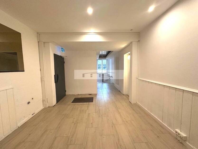 Köln Altstadt: Vielseitige Gewerbefläche mit 2 verbundenen Etagen u. kl. Außenbereich ab ca. 112025