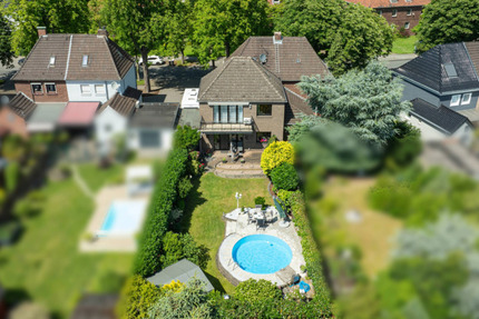 Stilvolle Doppelhaushälfte mit EinliegerWohnung, Pool & sonnigem Garten