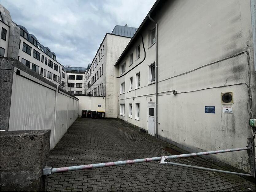 Exklusive 3 Zimmer Wohnung mit Gewerbe und 3 Einzel XL Garagen
