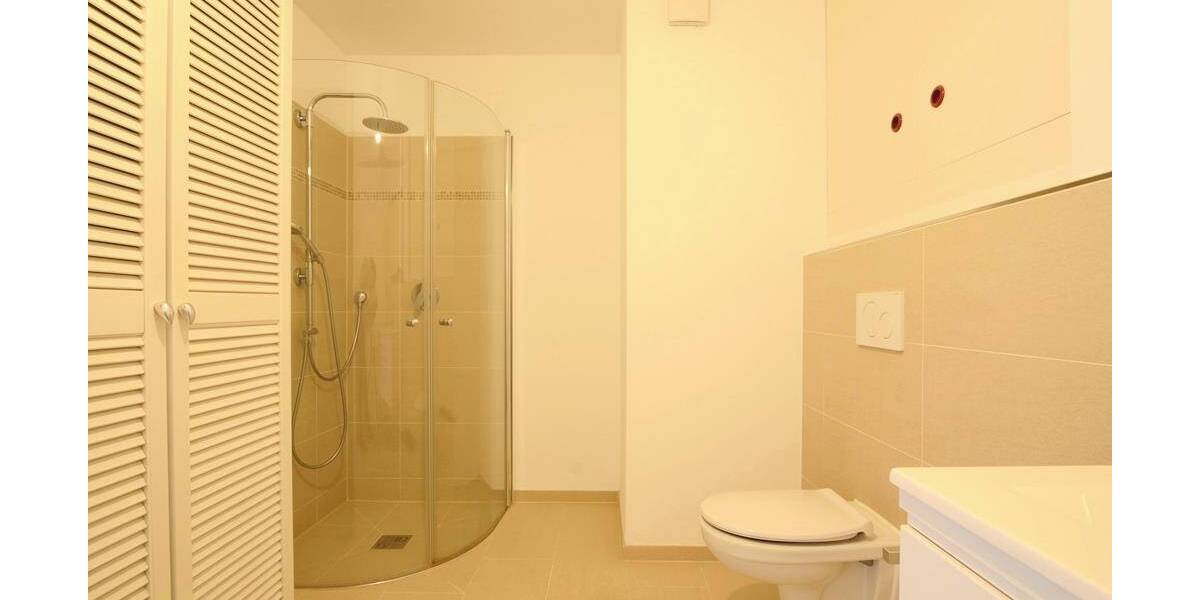 Exklusives Einfamilienhaus mit 2 Einliegerwohnungen* hochwertige Ausstattung * großzügige Raumaufteilung * Wellnessbe... 8 zimmer