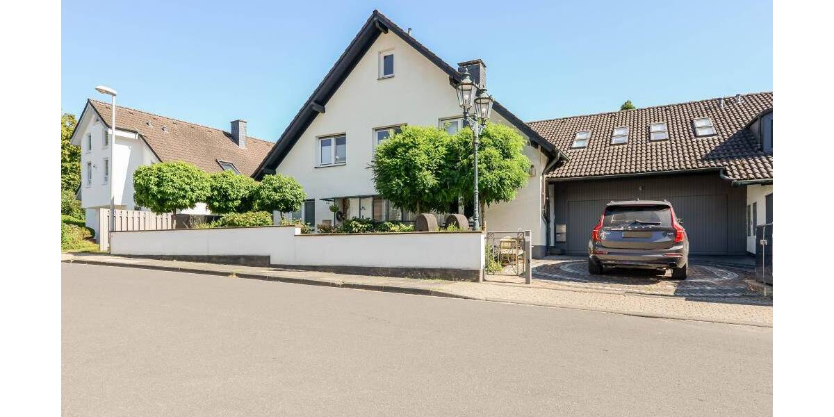 Exklusives Einfamilienhaus mit 2 Einliegerwohnungen* hochwertige Ausstattung * großzügige Raumaufteilung * Wellnessbe... 8 zimmer