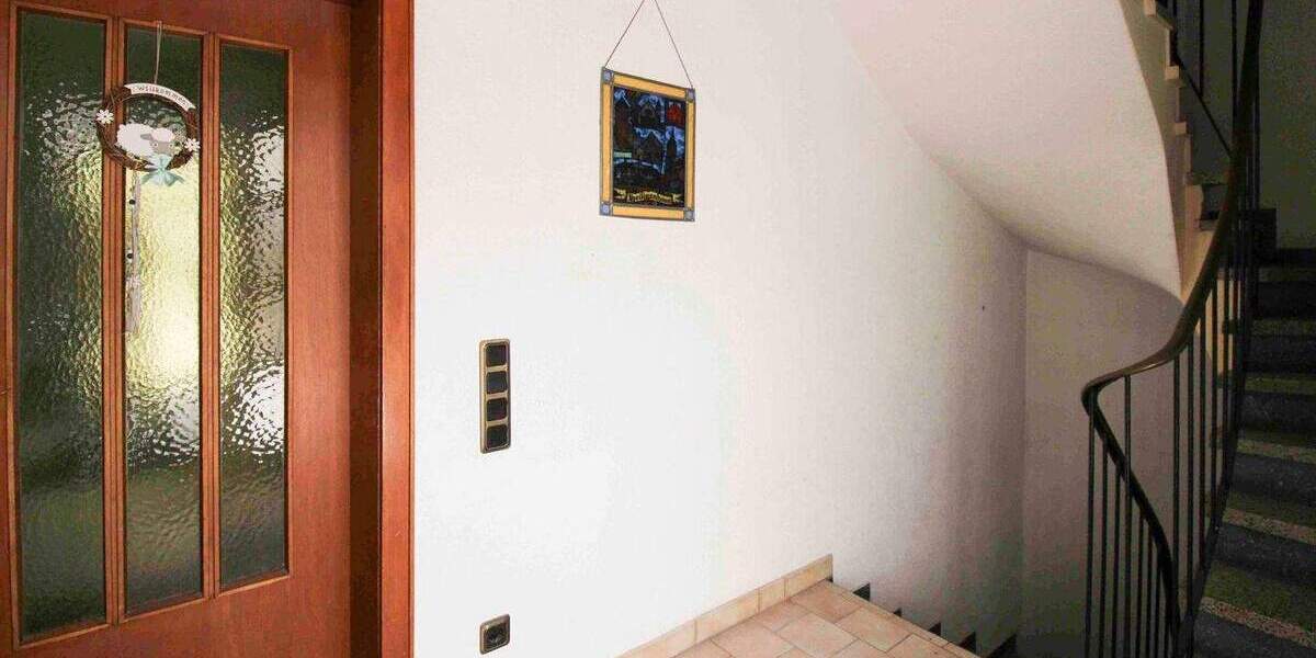 Viel Platz, viele Möglichkeiten: Zweifamilienhaus mit Garten, Wintergarten & Mieteinnahmen! 6 zimmer