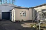 Mehrfamilienhaus mit Büroeinheit und Halle