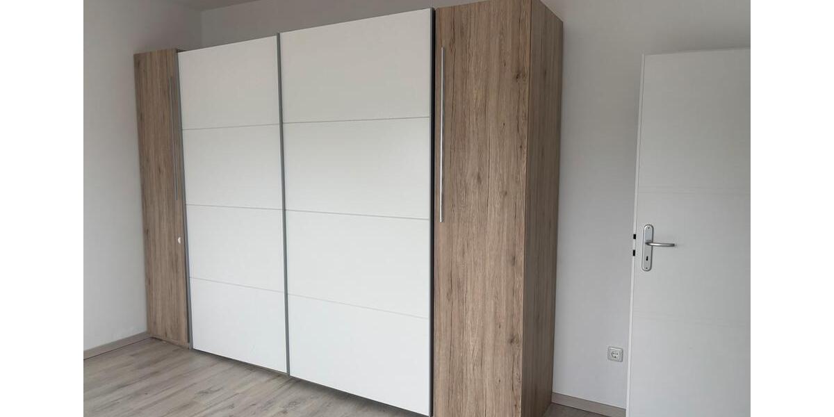 Sehr schöne DG-Wohnung 60 qm Neu Renoviert, Küche 2 zimmer