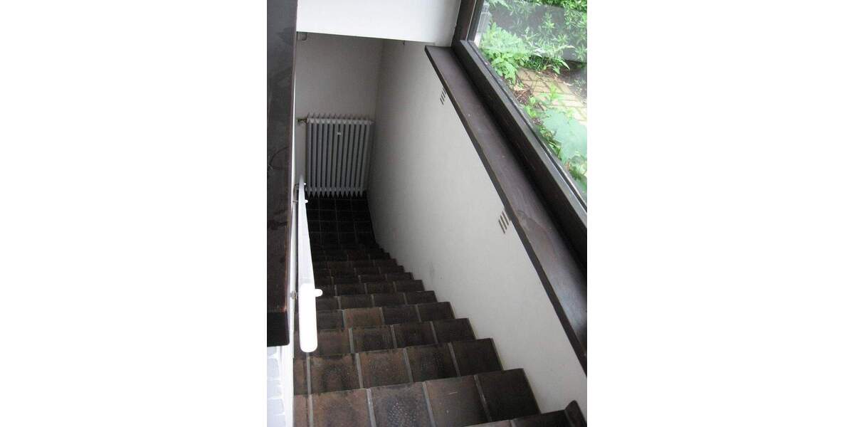 D-Kaiserswerth: Terrassenwhg., 2 Zimmer, ca. 80 m² Wohnfl., mit kl. Garten, ca. 60 m² Nutzfläche, Terrasse, Stellplatz 2 zimmer