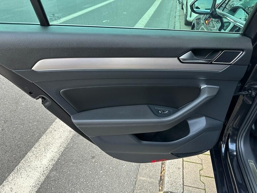 VW Passat 272.749 km 11.800 € Düsseldorf 40213