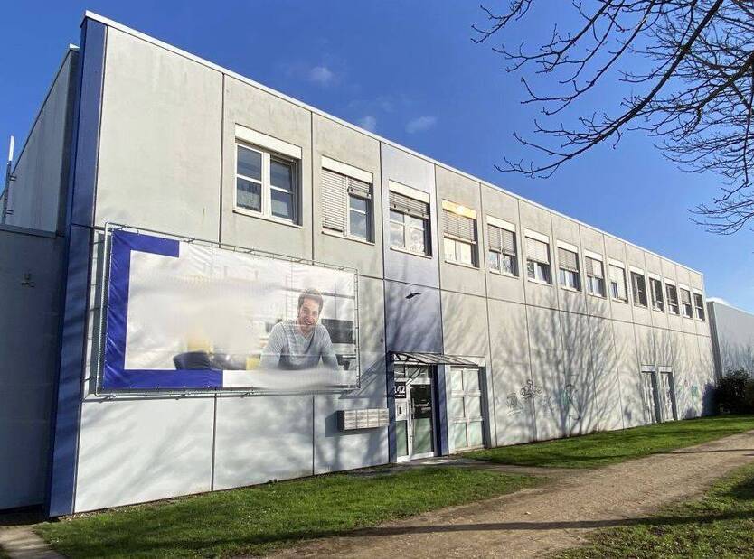 Moderne Büroräume und Arbeitsplätze im Hallenkomplex - All-in-Miete