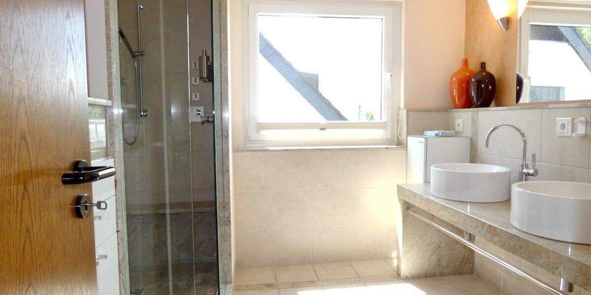 Freistehendes Einfamilienhaus zum Wohnen und Arbeiten in ruhiger und grüner Lage von Schiefbahn... 7 zimmer