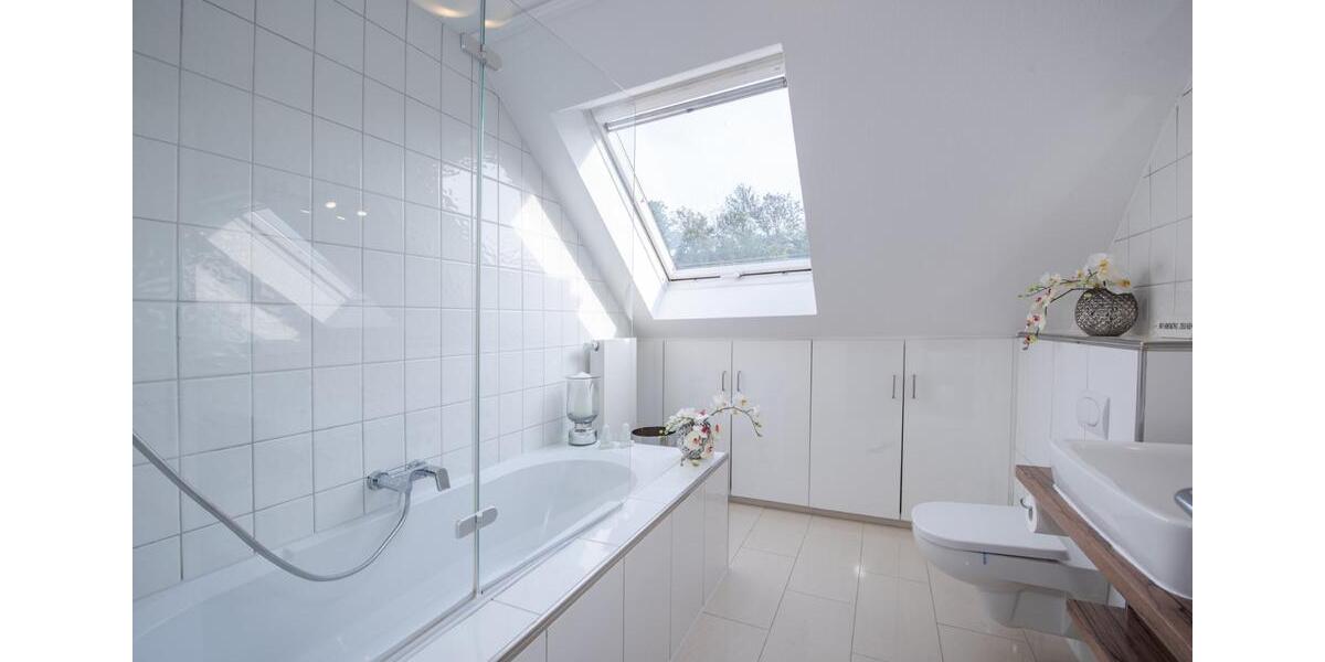 Dachgeschoßwohnung Düsseldorf Stadtbezirk 9 - 2 Zimmer, 60 m&sup2;, 1.200&euro; | Angebot:26060208