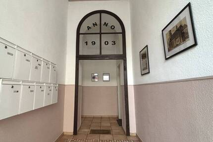 Helle Eigentumswohnung mit 5 Zimmern und Altbau-Charme 5 zimmer