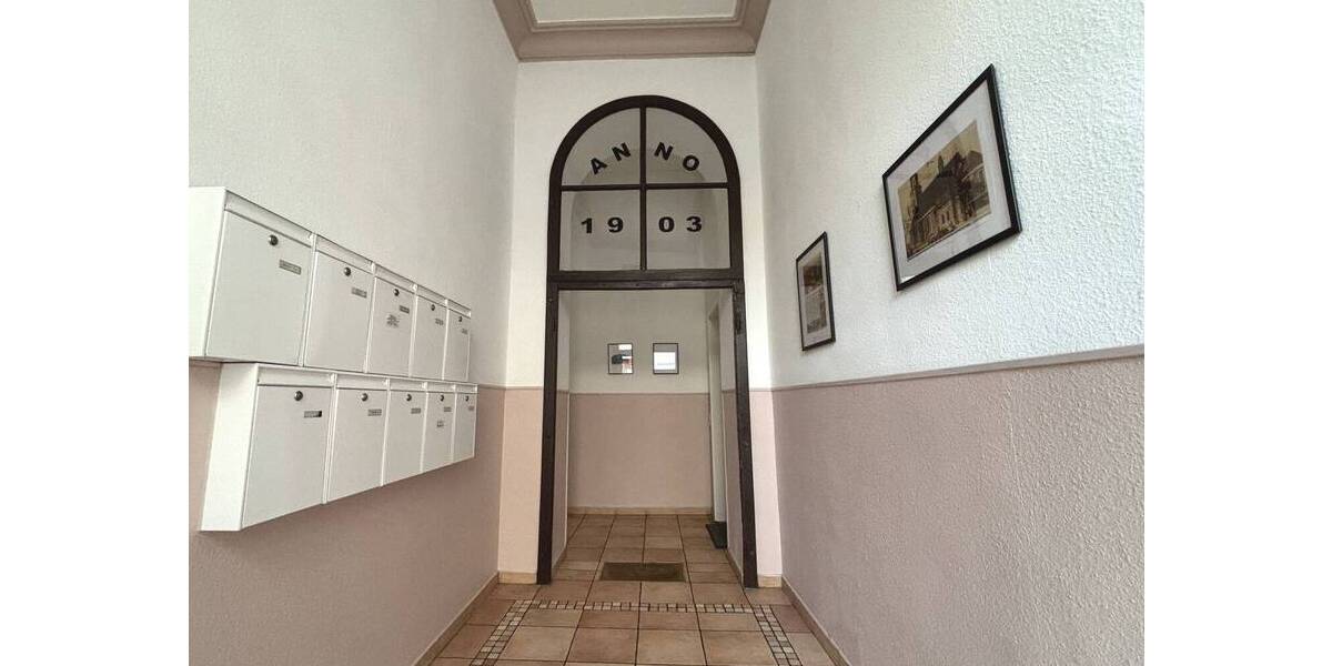 Helle Eigentumswohnung mit 5 Zimmern und Altbau-Charme 5 zimmer