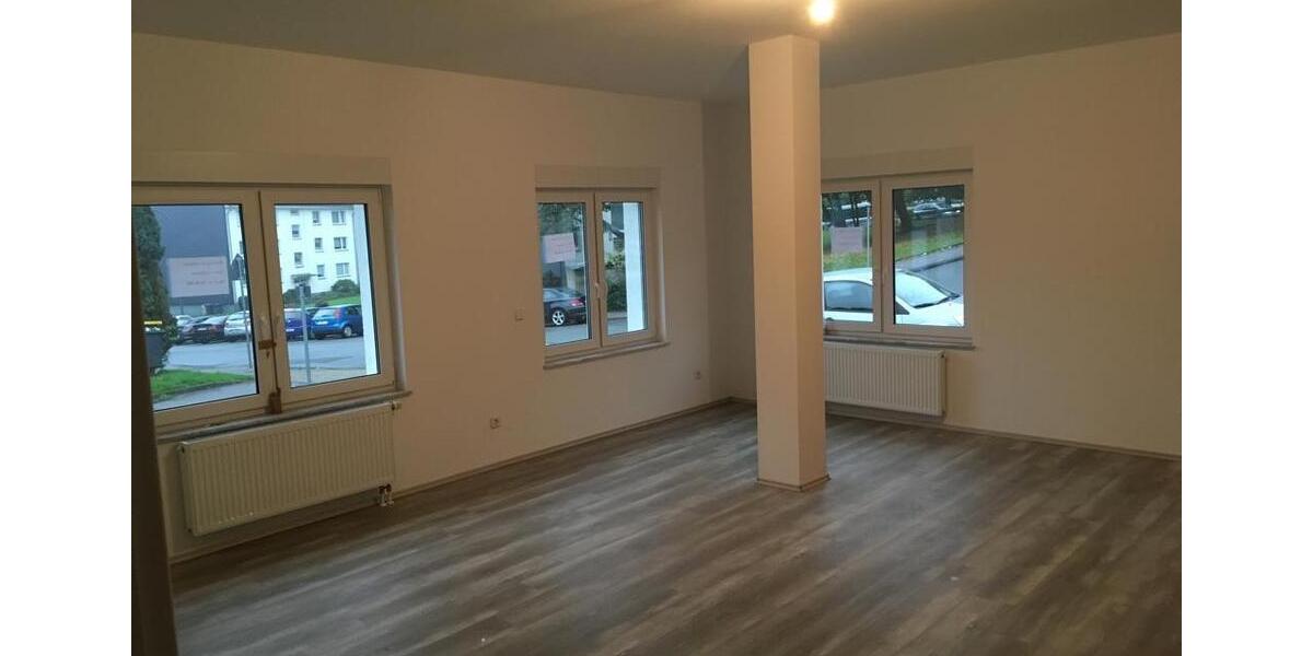 Laden Wohnung + 2 Garagen zu Verkaufen 2.5 zimmer