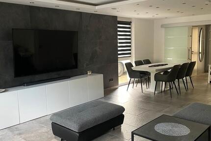 Moderne Doppelhaushälfte mit viel Platz — innen und außen