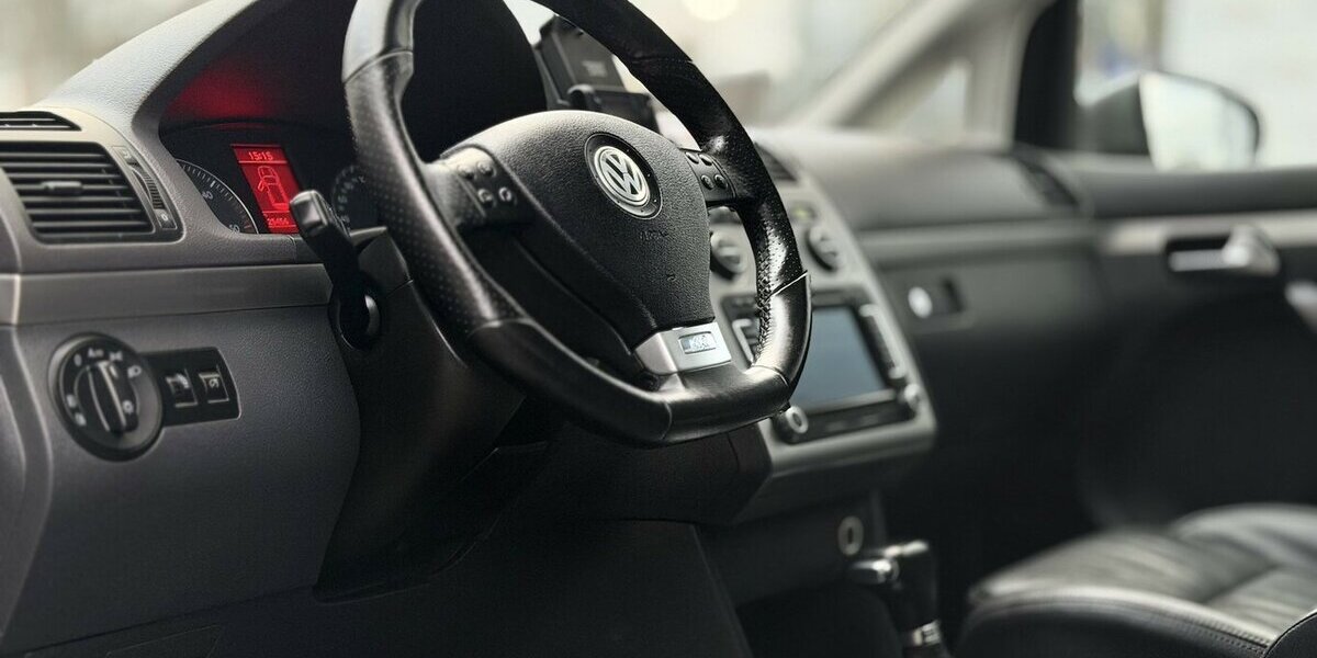 VW Touran R-Line Schiebedach Leder 7Sitze IHand 124.990 km 11.900 &euro; Mönchengladbach 41066