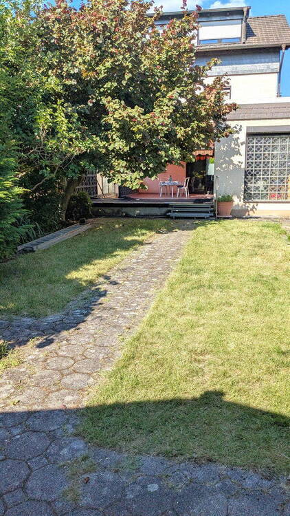 Einfamilien-Reiheneckhaus mit großem Garten und Doppelgarage