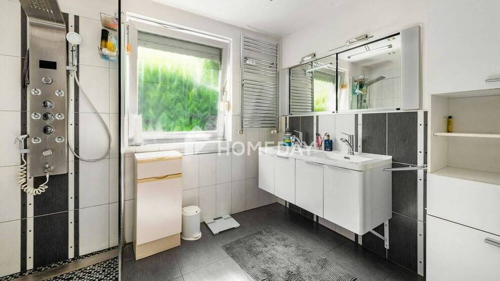Modernisierte Erdgeschoßwohnung mit Kamin, Massagedusche & privatem Garten - Wohnen mit Stil