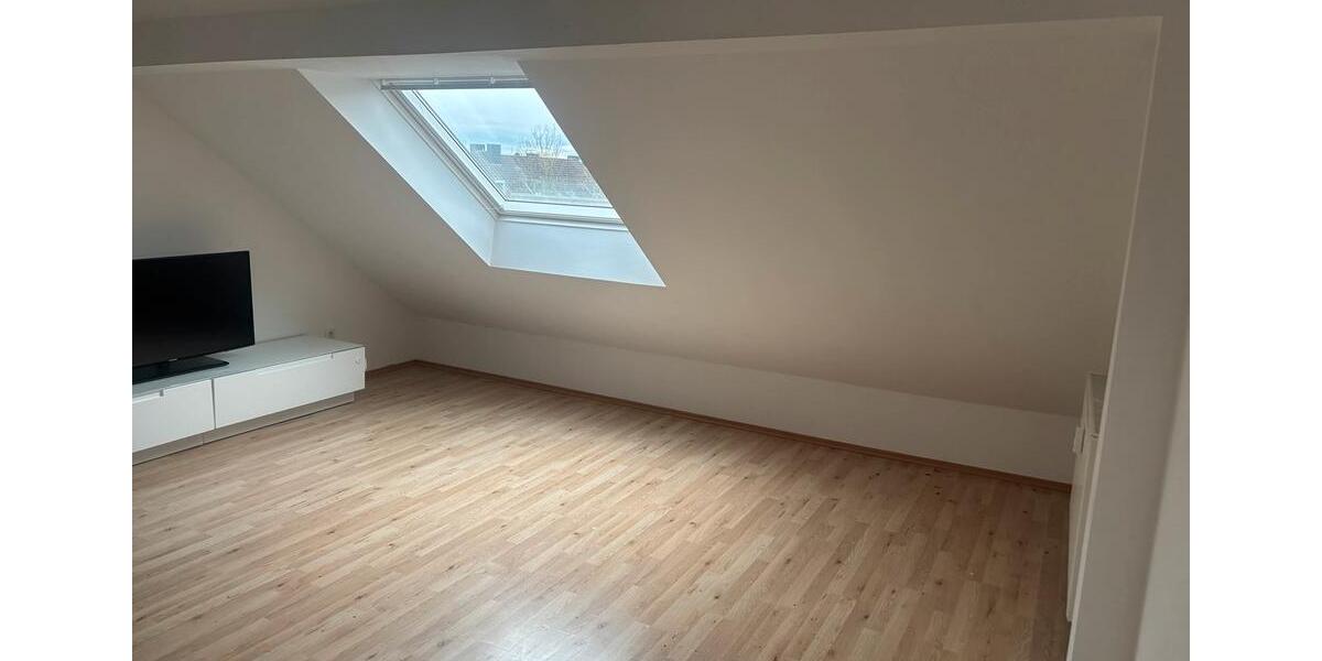 Sehr schöne DG-Wohnung 60 qm Neu Renoviert, Küche 2 zimmer