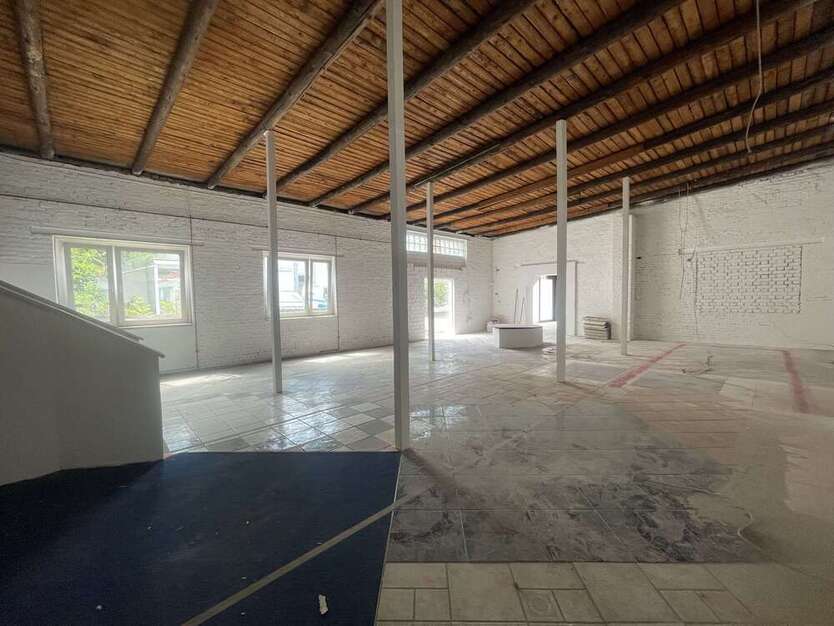 Halle in Düsseldorf 1.600 € 200 m²