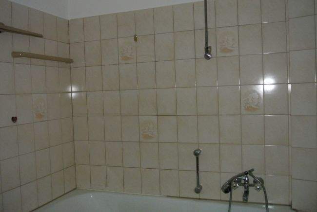 Im massiven beliebten Altbau werden Drei-Wohnungen zur Vermietung angeboten 3 zimmer