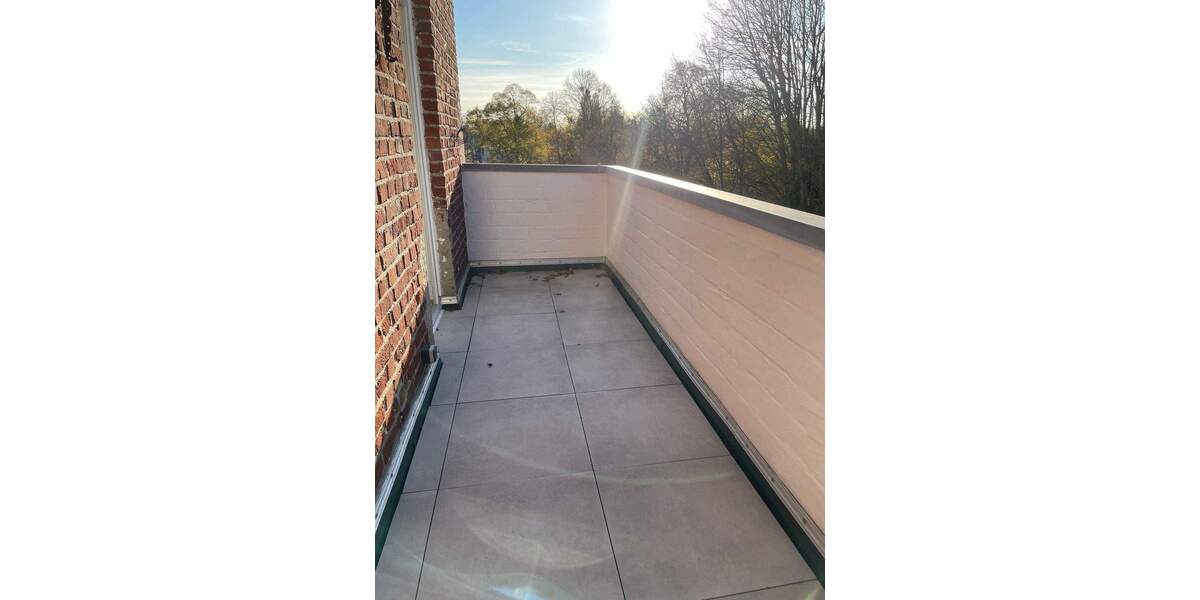 URDENBACH ALTBAU BEZUGSFREI KAMIN PARKETT GROßE KÜCHE GROßES BAD GROßER BALKON + 50 QM SPITZBODEN 3 zimmer