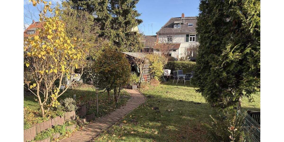 Frisch renovierte Wohnung im Zweifamilienhaus mit Garten direkt an der Regattabahn in DU-Wedau 4 zimmer