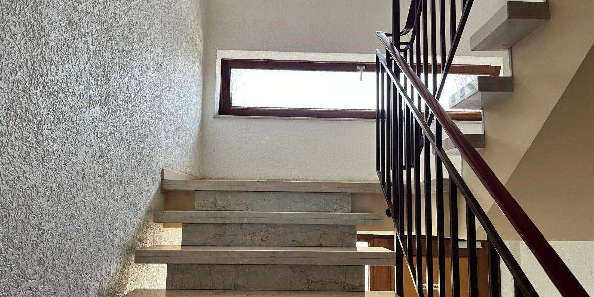 3-Zimmer Dachgeschosswohnung mit großem Balkon und PKW-Stellplatz in Duisburg-Bergheim 3 zimmer