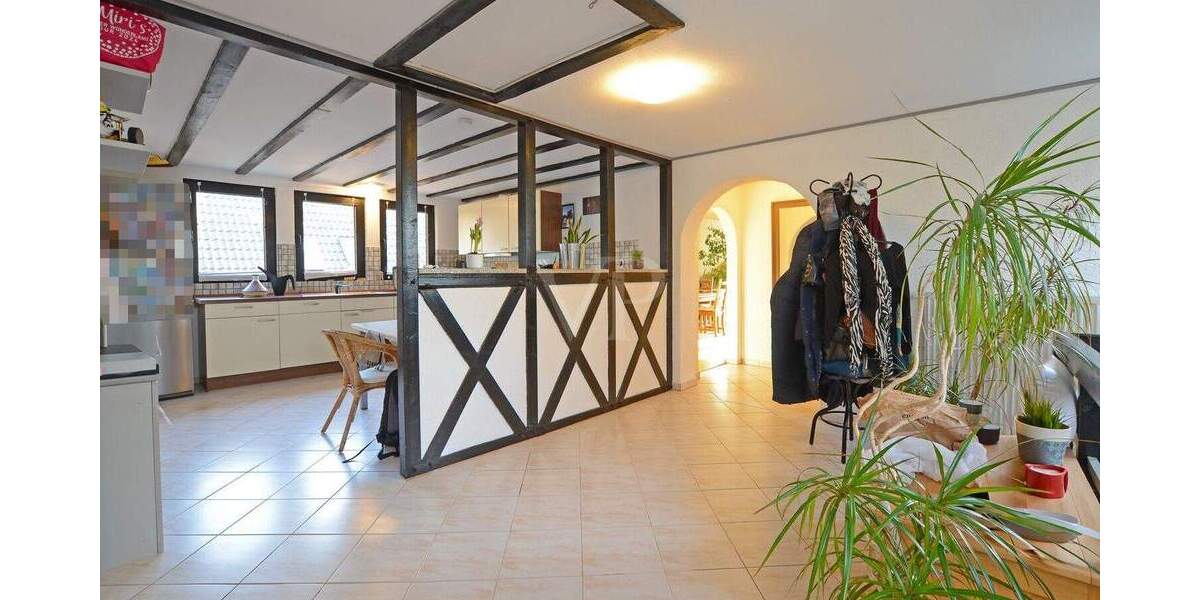 Zweifamilienhaus mit Einliegerwohnung - großer Garten und 3 Garagen 8 zimmer