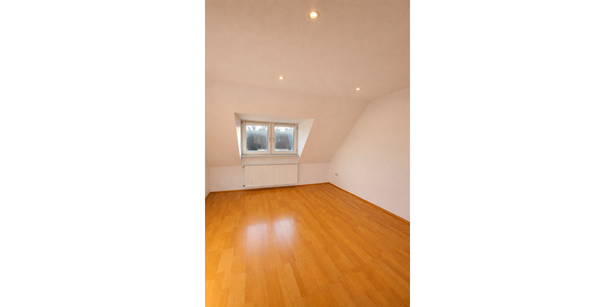 Dachgeschoßwohnung Düsseldorf Stadtbezirk 8 - 2.5 Zimmer, 84 m&sup2;, 1.290&euro; | Angebot:25270777