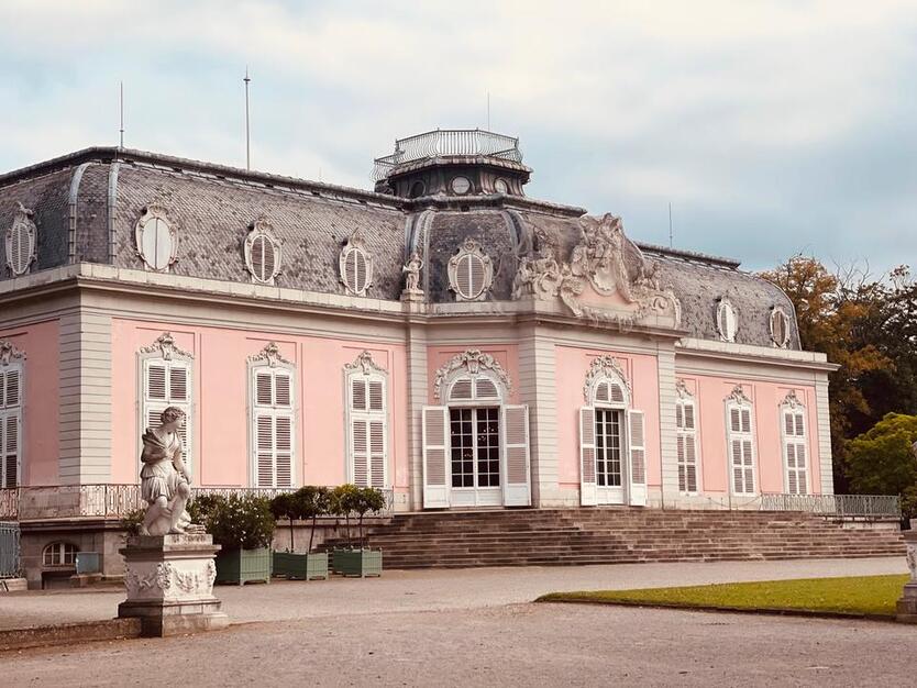 Von Privat! Ruhige und stilvolle Wohnung mit Balkon nahe Rhein.