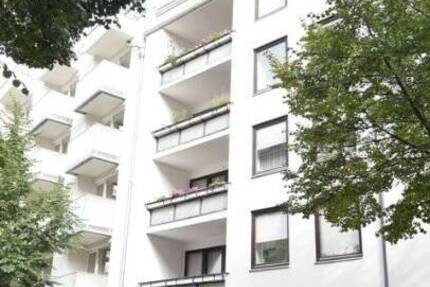 Modernisierte 3-Zimmerwohnung mit Balkon, Einbauküche und Gartenmitbenutzung im Zentrum von Düsseldorf