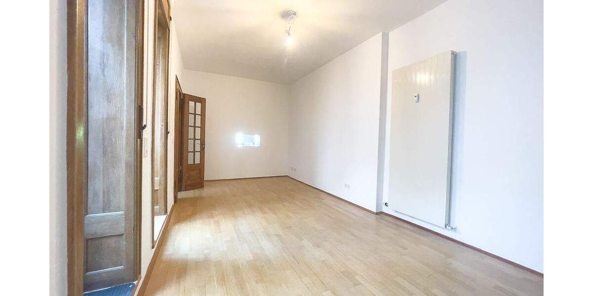 Sanierte Wohnung mit Parkett, EBK und großer Außenterrasse & Glasfaseranschluss in zentraler Lage 4 zimmer