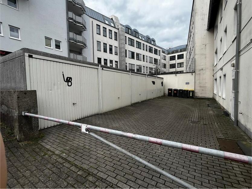 Exklusive 3 Zimmer Wohnung mit Gewerbe und 3 Einzel XL Garagen