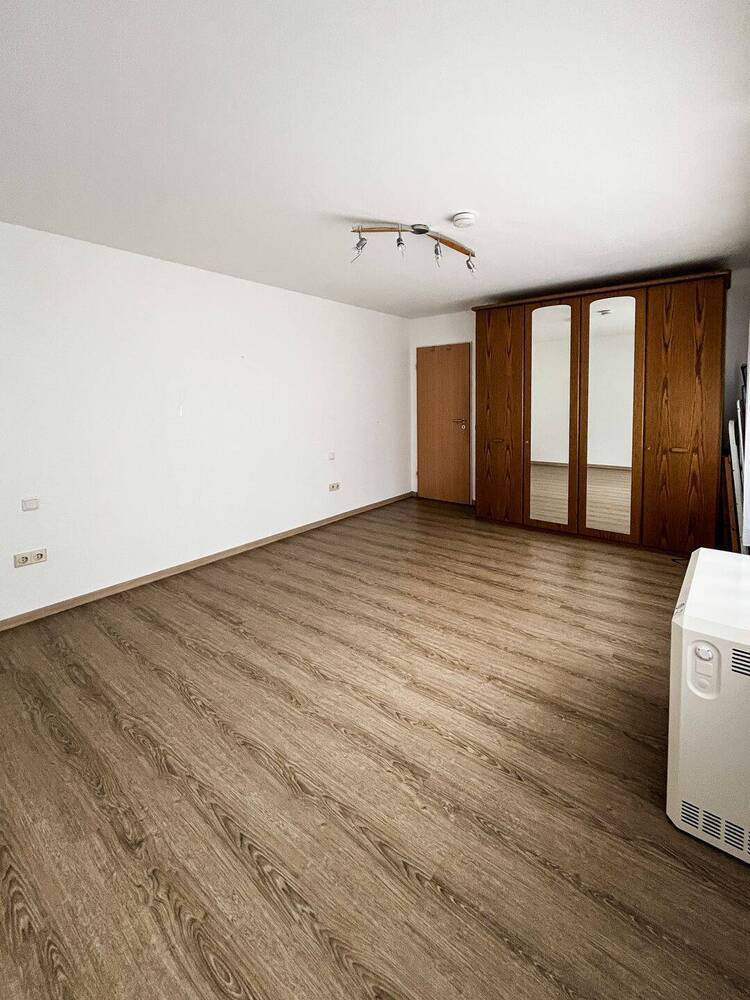 Holzheim: Sonnige 2-Zimmer-Wohnung mit ca. 60 qm im Tiefparterre - sofort frei