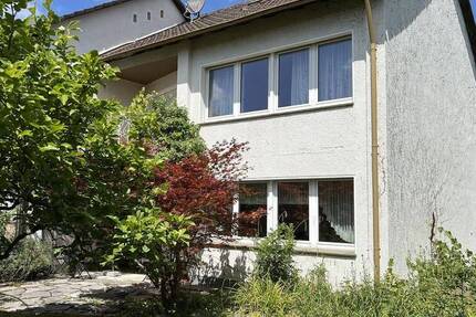 Charmante Doppelhaushälfte mit großem Grundstück in Flittard