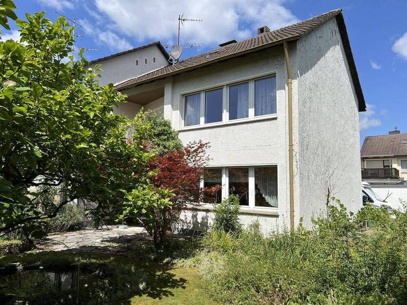 Charmante Doppelhaushälfte mit großem Grundstück in Flittard