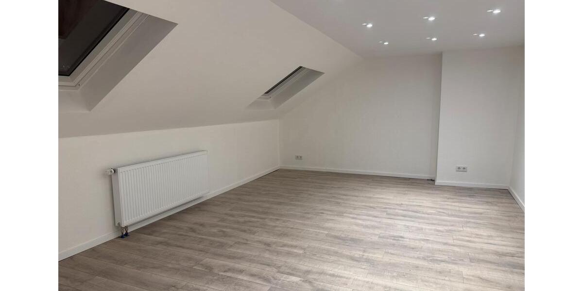 Dachgeschoßwohnung Duisburg Rheinhausen - 4.5 Zimmer, 90 m&sup2;, 900&euro; | Angebot:25142369