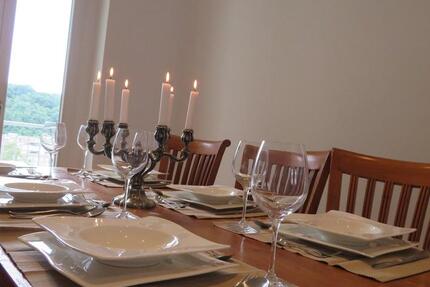 LED - Spots, Glattputz, Massivholzdielen, in der Mitte ein Kamin 4 zimmer