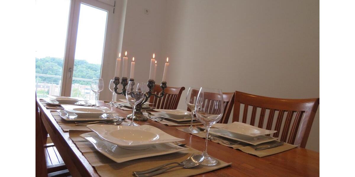 LED - Spots, Glattputz, Massivholzdielen, in der Mitte ein Kamin 4 zimmer