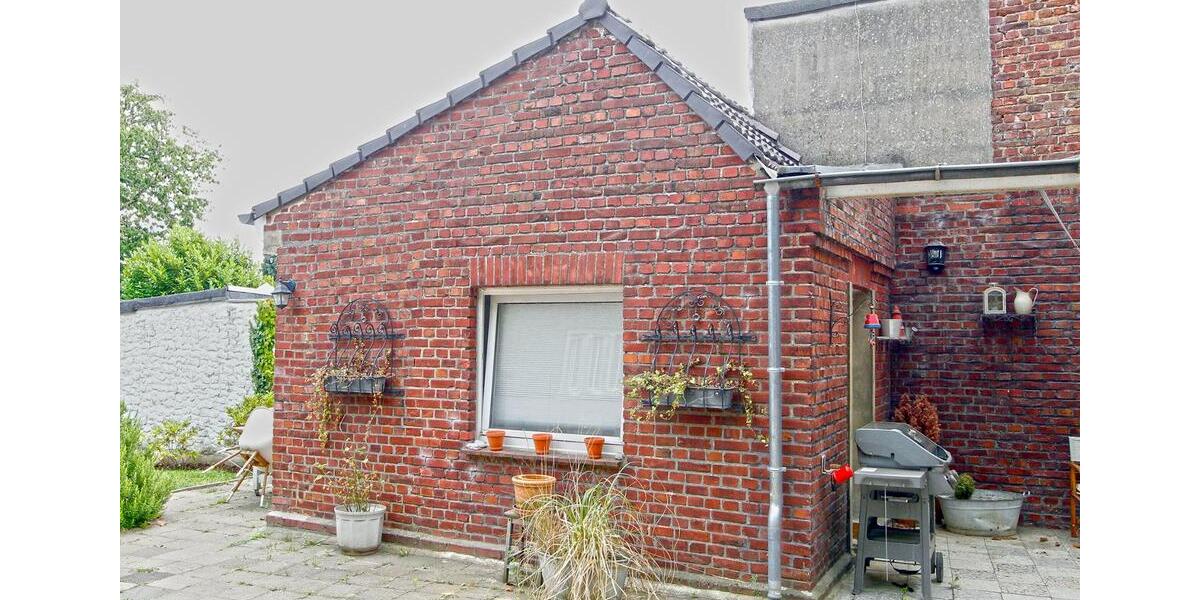 Kernsaniertes Haus mit großem Garten in NE-Holzheim 6 zimmer