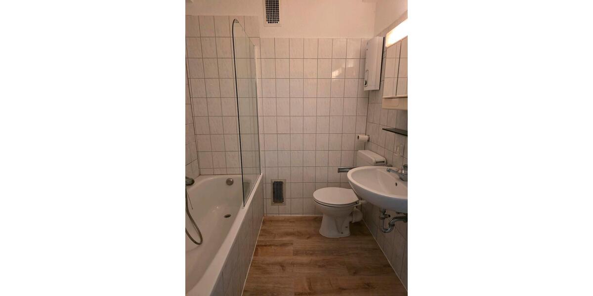 Frisch Renovierte Wohnung direkt an der Uni für 2er WG geeignet 2 zimmer