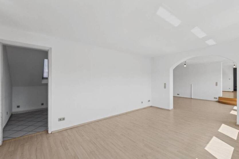 Haus-Feeling pur: 5-Zimmer-Wohnung mit Dachterrasse, eigenem Eingang & Garage
