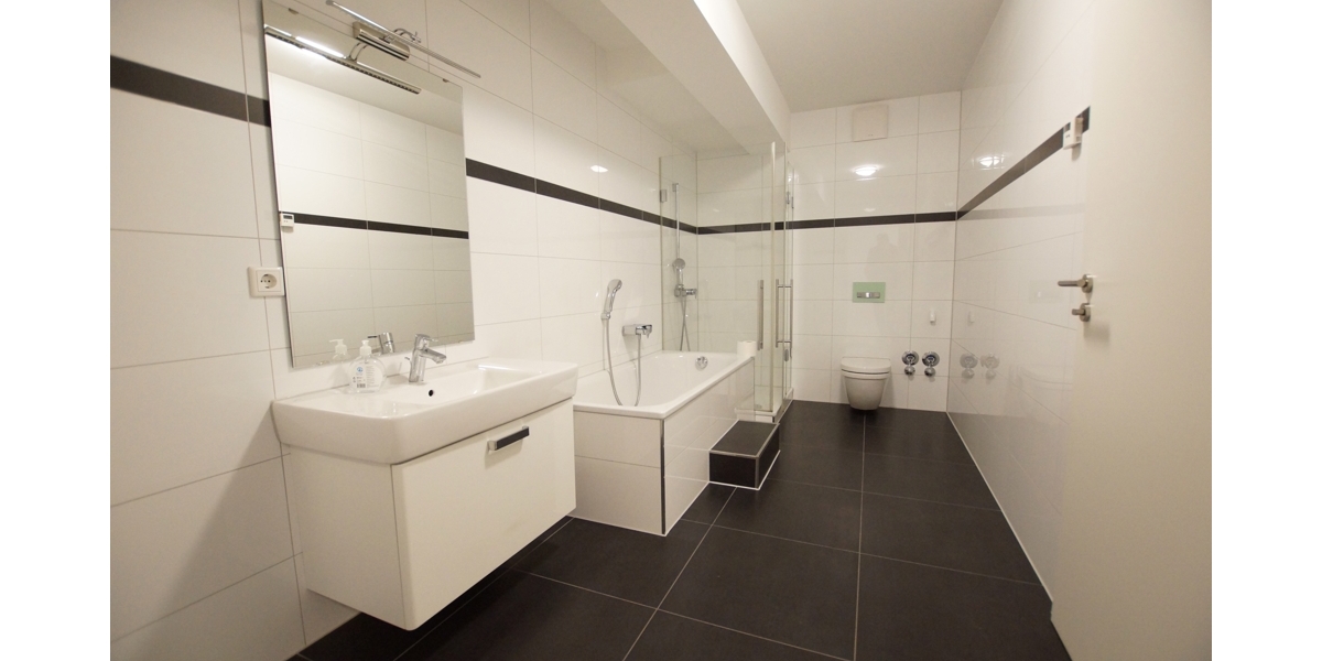 Moderne und großzügige 5 Zimmer-Wohnung über zwei Etagen mit separatem Eingang und Einbauküche - Maisonettenwohnung Düsseldorf Heerdt | Angebot:27313431