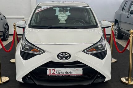 Toyota Aygo (X) 41.600 km 8.999 &euro; Oberhausen 46049