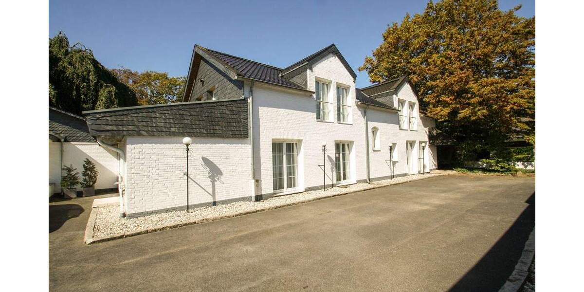 Imposantes Landhaus mit diversen Nebengebäuden 7 zimmer