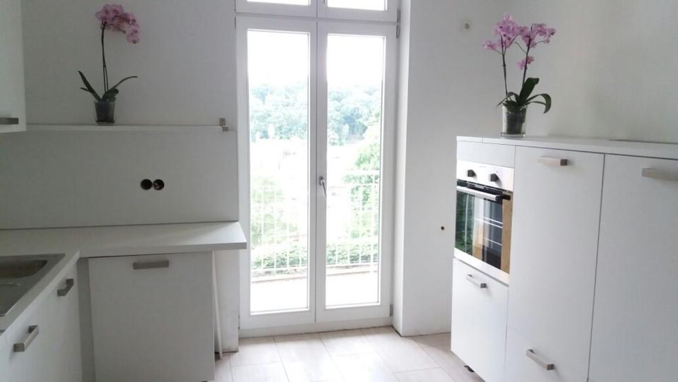 LED - Spots, Glattputz, Massivholzdielen, in der Mitte ein Kamin 4 zimmer