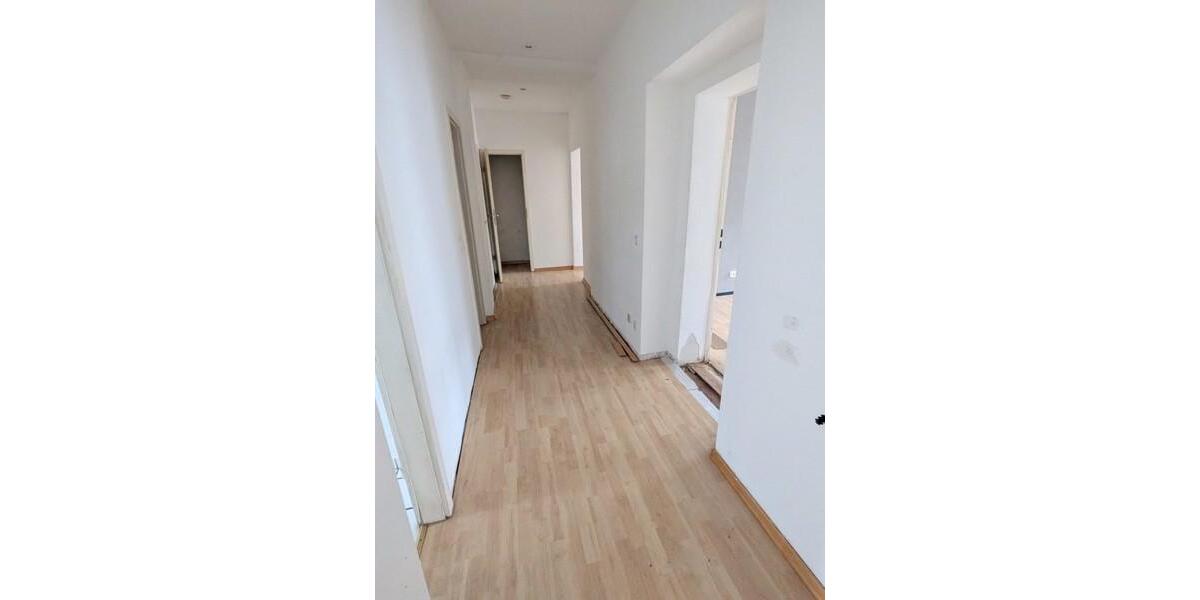 Mittendrin! Großzügige 4-Zimmer-Wohnung mit neuem Bad zimmer