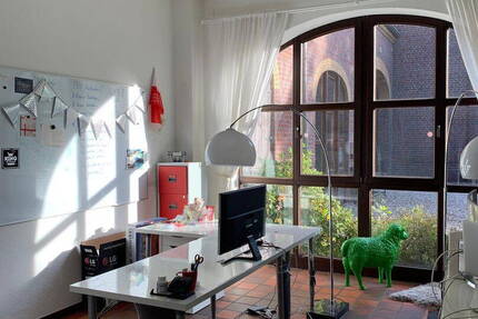 Erdgeschoßfläche 127 qm 4 Zimmer, Empfang, kl. Küche,