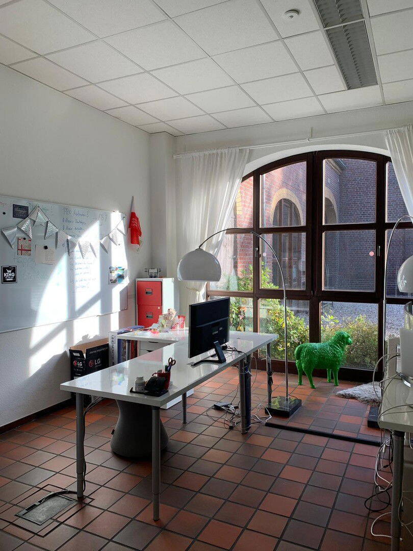 Erdgeschoßfläche 127 qm 4 Zimmer, Empfang, kl. Küche,