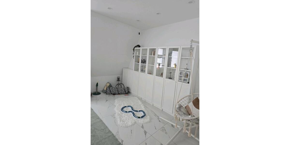 Dachgeschoßwohnung Duisburg Mittelmeiderich - 3.5 Zimmer, 85 m&sup2;, 1.350&euro; | Angebot:25287098