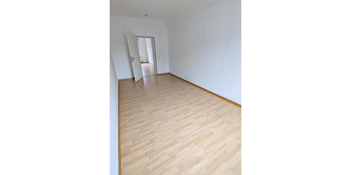 Mittendrin! Großzügige 4-Zimmer-Wohnung mit neuem Bad zimmer